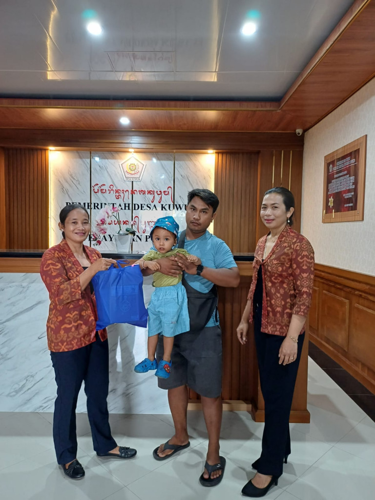 PEMBERIAN BINGKISAN KEPADA BALITA STUNTING DI DESA KUWUM